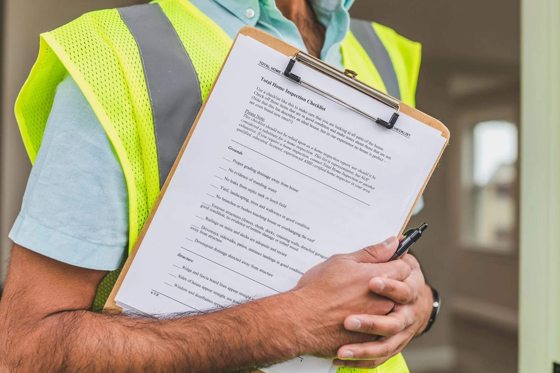 Pest control technician reviewing inspection findings with Kent WA homeowner after inspection